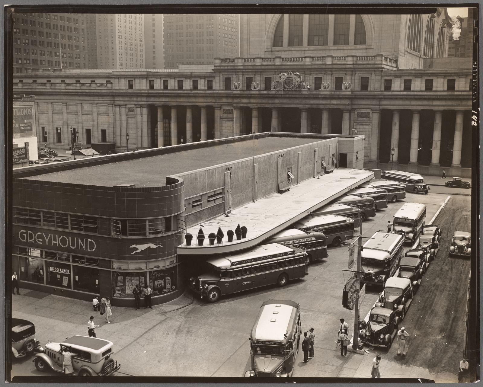 Berenice Abbott: Greyhound Bus Terminal (1936)
