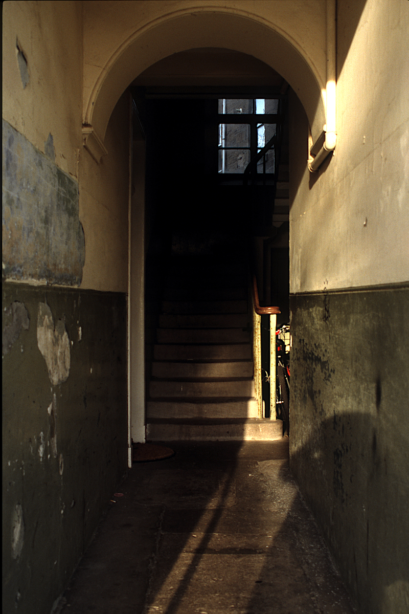 Tenement Entrance, Dundee photo © Thomas Deckker 2007